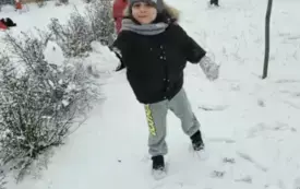Dzieci bawią się na śniegu.