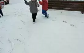 Dzieci bawia się na śniegu.