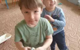 Dzieci uśmiechają się.