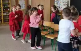 Dzieci biorą udział w zabawie ruchowej.