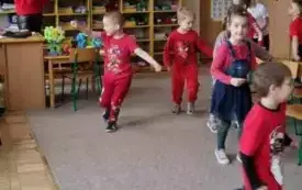 Dzieci poruszają się w rytm muzyki.
