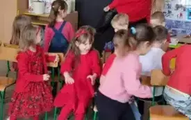 Dzieci biorą udział w zabawie ruchowej.