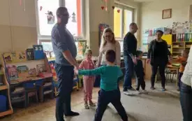 Wsp&oacute;lne zabawy dzieci i rodzic&oacute;w.