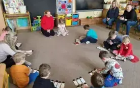 Dzieci liczą bałwany.