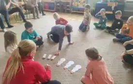 Dzieci biorą udział w zabawie matematycznej.