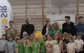 Dzieci stoją z Prezydentem Miasta Zgierza.