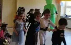 Dzieci tańczą  w kole .