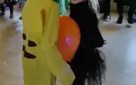 Dzieci biorą udział w zabawie ruchowej.