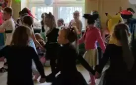 Dzieci tańczą  w kole .