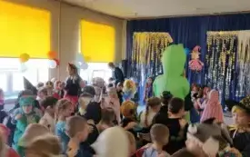 Dzieci tańczą  w kole .