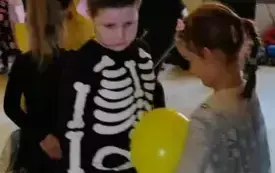 Dzieci biorą udział w zabawie ruchowej.