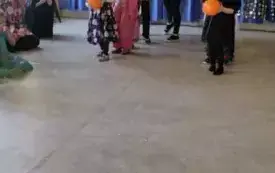 Dzieci biorą udział w zabawie ruchowej.