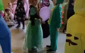 Dzieci tańczą  w kole .
