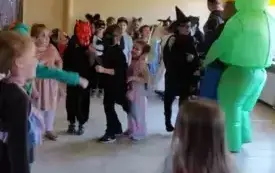 Dzieci tańczą 