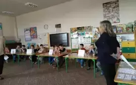 Nauczycielka rozpoczyna quiz.