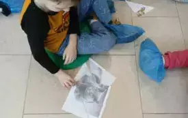 Chłopiec układa puzzle.