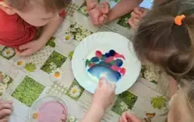 Dzieci mieszają kolory.