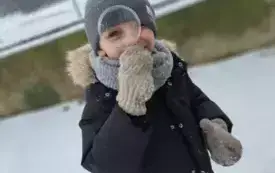Chłopiec patrzy przez lupę.