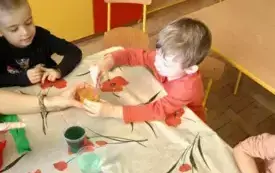 Chłopiec wkłada pipetę do wody.