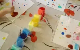 Dzieci eksperymentują z kolorami.