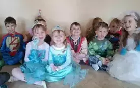 Dzieci przebrane są w stroje karnawałowe.