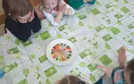 Dzieci obserwują zmieniające się kolory.