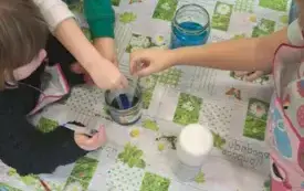 Dzieci trzymają w rękach pipetę