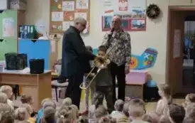 Dzieci grają na puzonie.