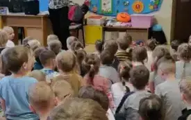 Dzieci śpiewają piosenkę.