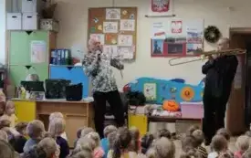Dzieci słuchają muzyki.