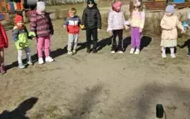 Dzieci stoją w ogrodzie.