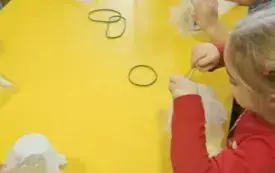 Dzieci zakładają hodowlę fasolek.