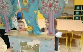Dzieci bawią się w teatr.