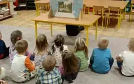 Dzieci oglądają przedstawienie teatralne.