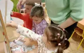 Dzieci bawią się pacynkami