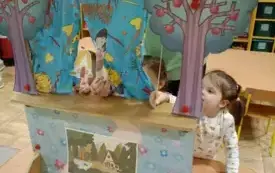 Dzieci bawią się w teatrzyk.