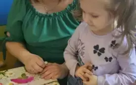 Mama z c&oacute;rką siedzą przy stoliku.