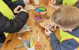 dzieci wykonują zajączka Wielkanocnego