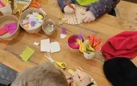 dzieci wykonują zajączka Wielkanocnego