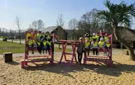 dzieci siedzą na dużych leżakach