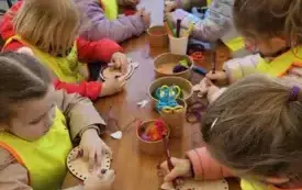 dzieci wykonują zajączka Wielkanocnego