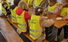 dzieci wykonują zajączka Wielkanocnego