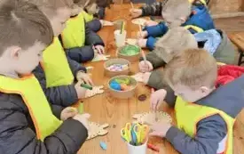 dzieci wykonują zajączka Wielkanocnego