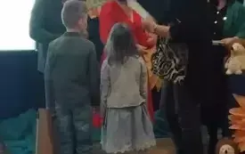 Dzieci wraz z nauczycielem odbierają nagrody. 