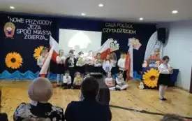 Dzieci stoją ,uśmiechają się .