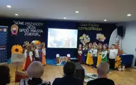 Dzieci stoją ,uśmiechają się .