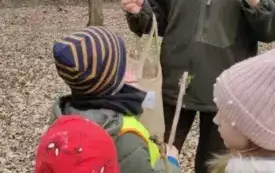 Dzieci słuchają Pani Leśnik 