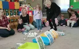 Dziewczynka wybiera odpady