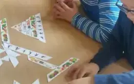 Dzieci układają piramidę zdrowia.