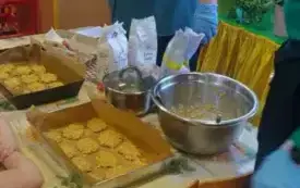 Nauczycielki wykonują ciasteczka owsiane.